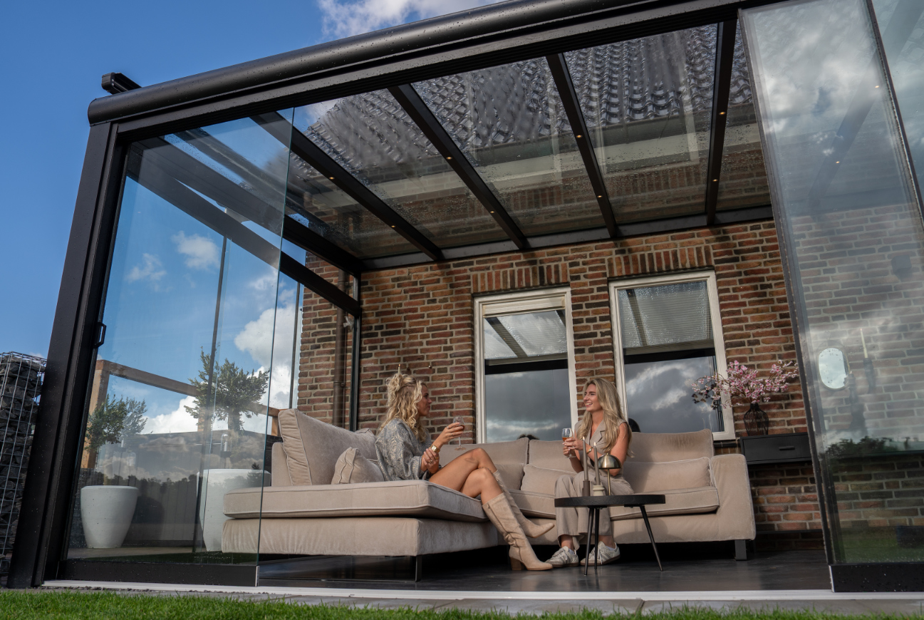 Terrasoverkapping met glazen dak en glazen schuifwanden